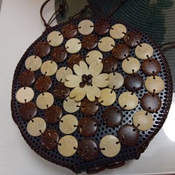 SMEĐA OKRUGLA TORBA S DRVENIM DETALJIMA - NOVO