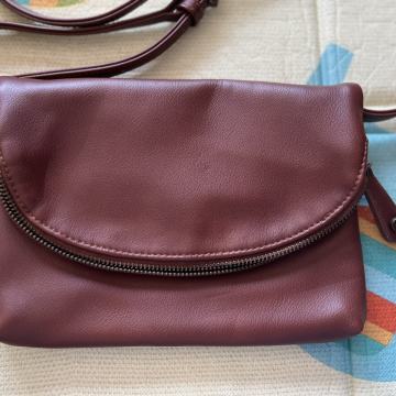 Smeđa torbica preko ramena