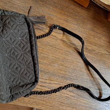 Smeđa torbica od tkanine