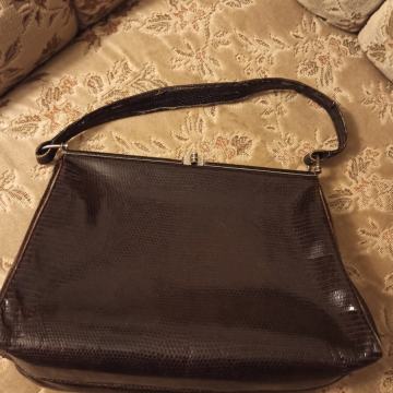 Smeđa ženska torba od zmijske kože.