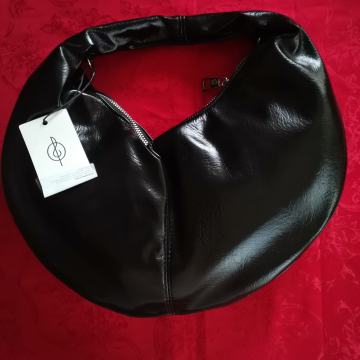 STRADIVARIUS CRNA TORBA, nova s etiketom