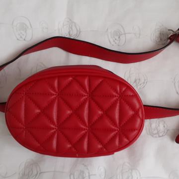 Stradivarius crvena torbica oko struka