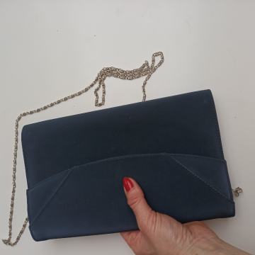 Tamno plava pismo torbica sa remenom