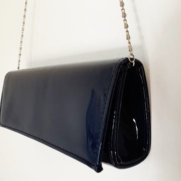 Tamnoplava lakirana torbica