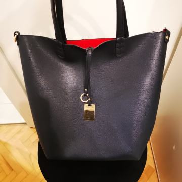 Tamnoplava torba s crvenom unutrašnjosti