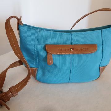 TOMMY HILFIGER plava torbica