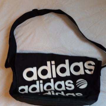 Torba adidas na rame ženska