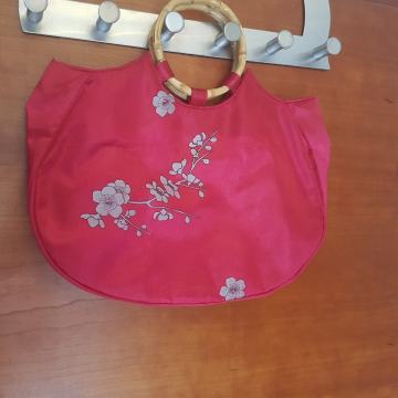 Torba s bambus ručkama.