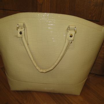 TORBA BEŽ BOJE LAKOVANA VISOKI SJAJ NOVO