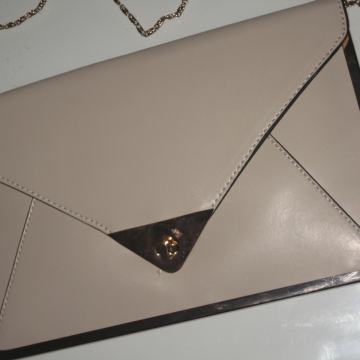 TORBA BEŽ S ZLATNIM DETALJIMA