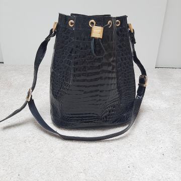 Torba crna lakirana kroko koža