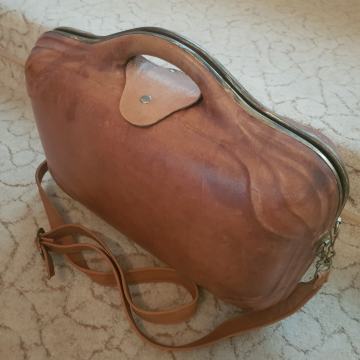 Torba sa čvrstom konstrukcijom i nogicama