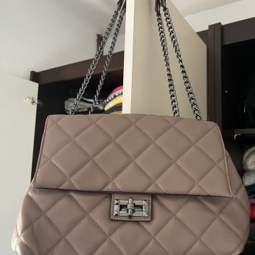 Nova torba s etiketom