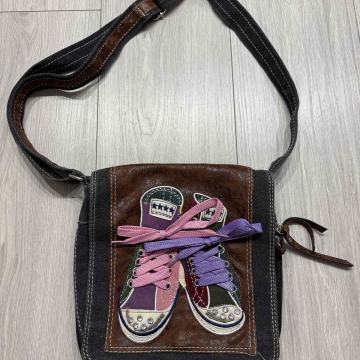 Torba preko ramena sa zanimljivim tenisicama