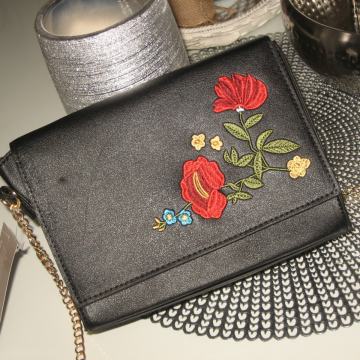 CRNA TORBA S CVJETNOM APLIKACIJOM - NOVO