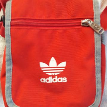 Torbica adidas retro na rame