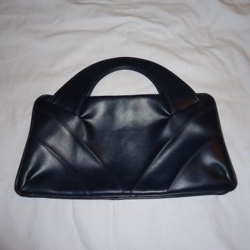 Torbica crna s dva pretinca 36x19 cm. Starija torbica.