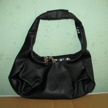 Torbica crna manja, 23 x 12 cm, nenošena. Jak-5