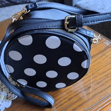 Torbica okrugla crna