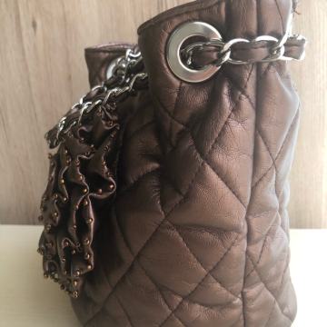 Torbica preslatka sa ruckom kombinacija koža/lanac