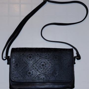 Torbica večernja, crna boja