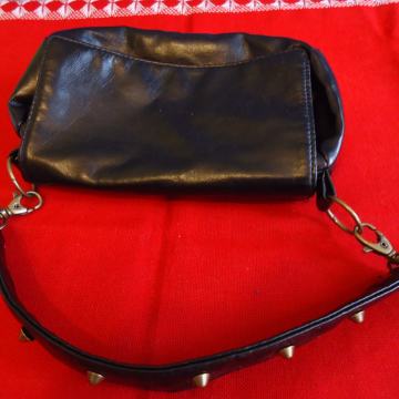 Torbica ž. crna sa nitnama na remenu. 20 x 11 cm.