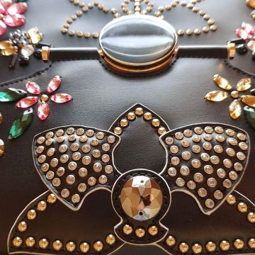 Tosca Blu kožna torba s aplikacijama.