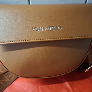 Valentino torbica preko ramena