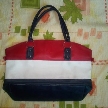 Velika crveno-bijelo-plava torba