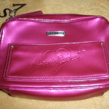 VICTORIA'S SECRET - ŽENSKA LAGANA KOŽNA TORBICA 24 x 15cm (oštećeno)