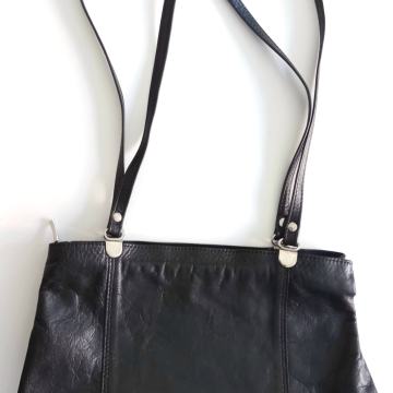 Vintage  mekana kožna čisto crna samostojeća torbica bez naznake proiz