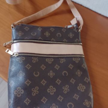 Vis 20x25x4cm torbica kvalitetna s regulacijom remena