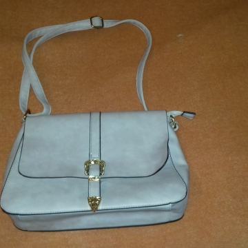 Ženska bež torba srednje veličine sa predivnom kopčom