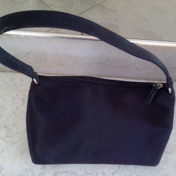 ŽENSKA CRNA KOŽNA TORBICA BENETON