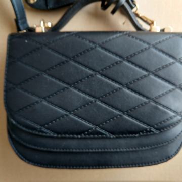 Ženska crna torbica kožna