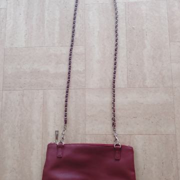 Ženska elegantna torbica dimenzije 24 x 16 cm