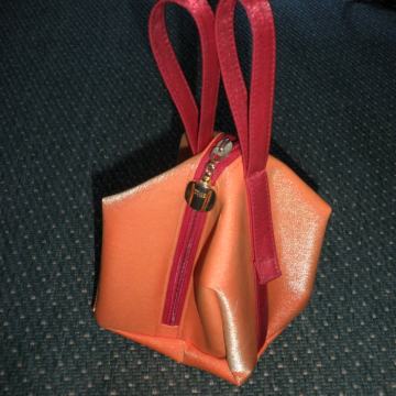 ŽENSKA LAGANA RUČNA TORBICA 14 x 12cm