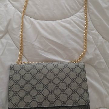 Ženska ručna torbica s lancem