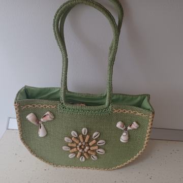 Ženska slamnata torbica sa ukrasima od školjki