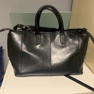 Ženska torba Calvin Klein, prodajem.Dimenzije 44x25x18 cm