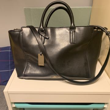 Ženska torba Calvin Klein, prodajem.Dimenzije 44x25x18 cm