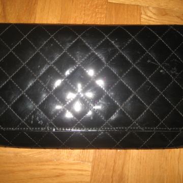 CRNA LAKOVANA TORBA - NOVO