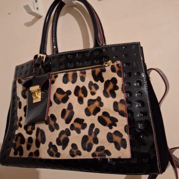 Ženska  tigrasta torba