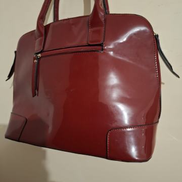 Ženska crvena torba lakirana