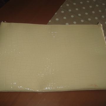 BEŽ-NUDE LAKOVANA TORBA NOVO