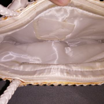 Ženska torbica atraktivnoj izgleda nova