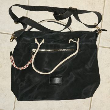 Ženska torbica crne boje sa uzorkom