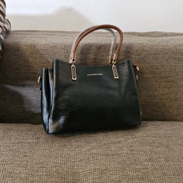 Ženska torbica sa dodacima