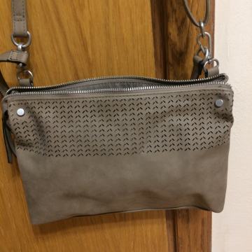 Ženska torbica manjih dimenzija