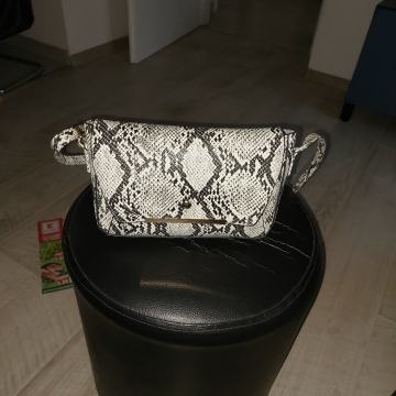 Ženska torbica sa zmijskim printom